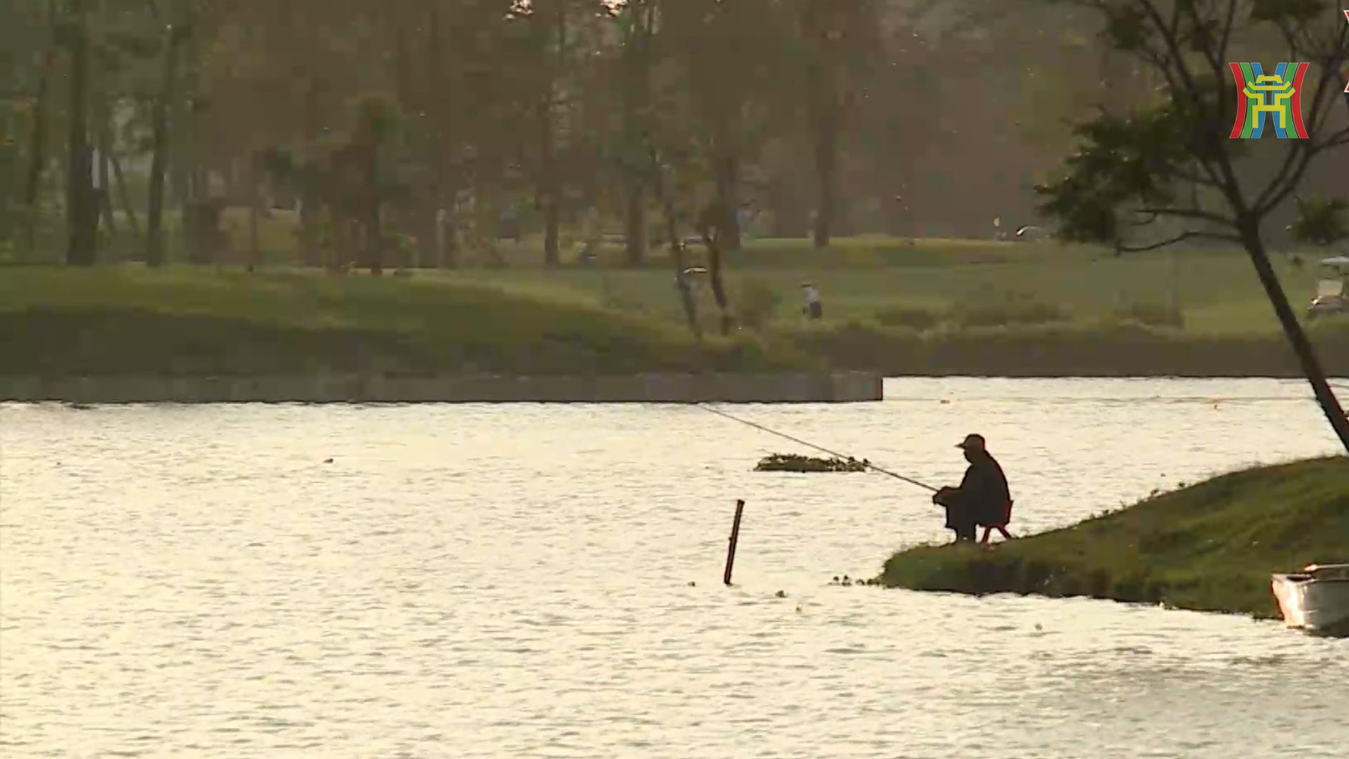 Hoàng hôn trên đầm Vân Trì 